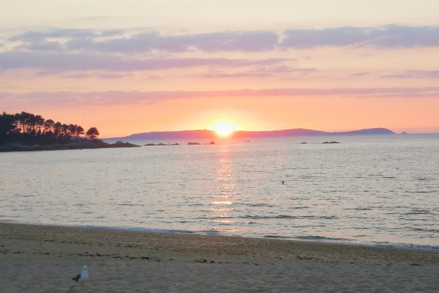 Puesta de sol sobre Isla de Ons en Playa de Tuia, Marín, Pontevedra