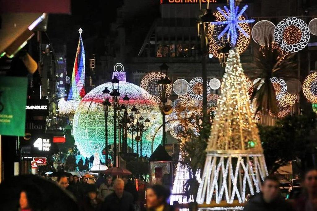 Alumbrado de Navidad en Vigo con la bola gigante y el árbol al fondo