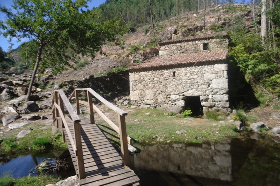 Los molinos de viento de Abalo en Catoira, un conjunto de construcciones  único en Europa