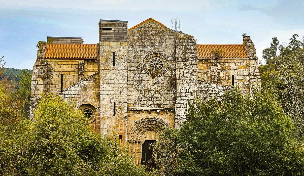 Fachada del monasterio de Carboeiro